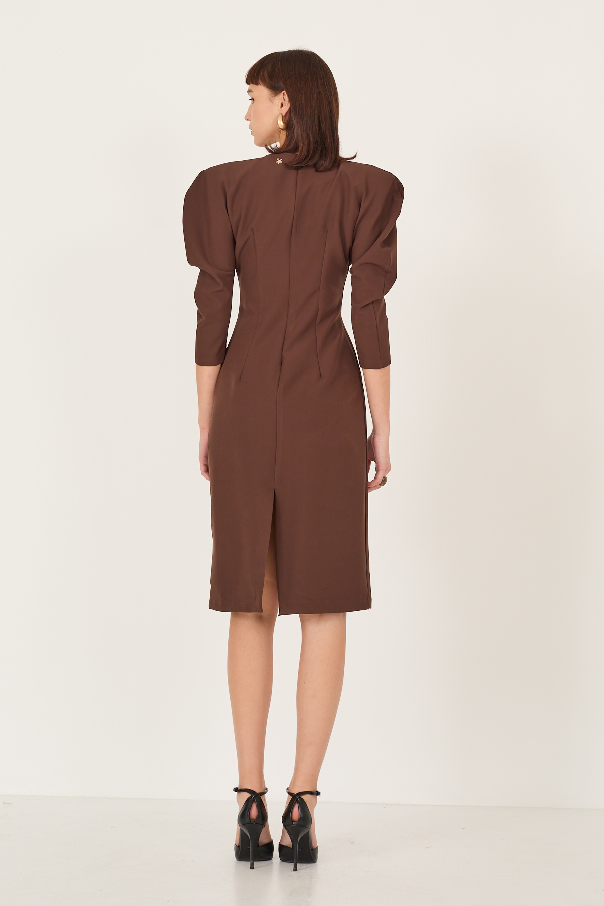 abito-elegante-con-maxi-spalle-f40x1136-516-webf.jpg