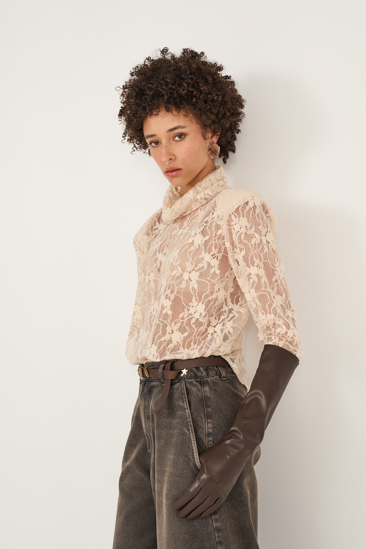 blusa-in-pizzo-con-guanti-in-ecopelle-s40m1301-74-weba.jpg