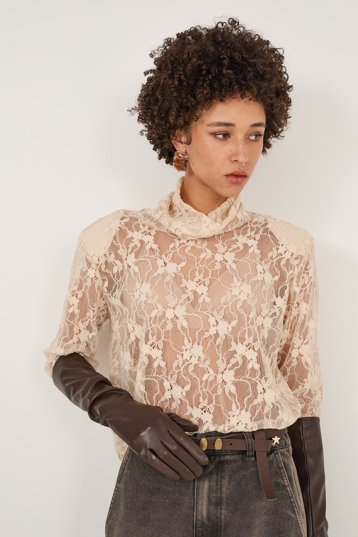 blusa-in-pizzo-con-guanti-in-ecopelle-s40m1301-74-webd.jpg