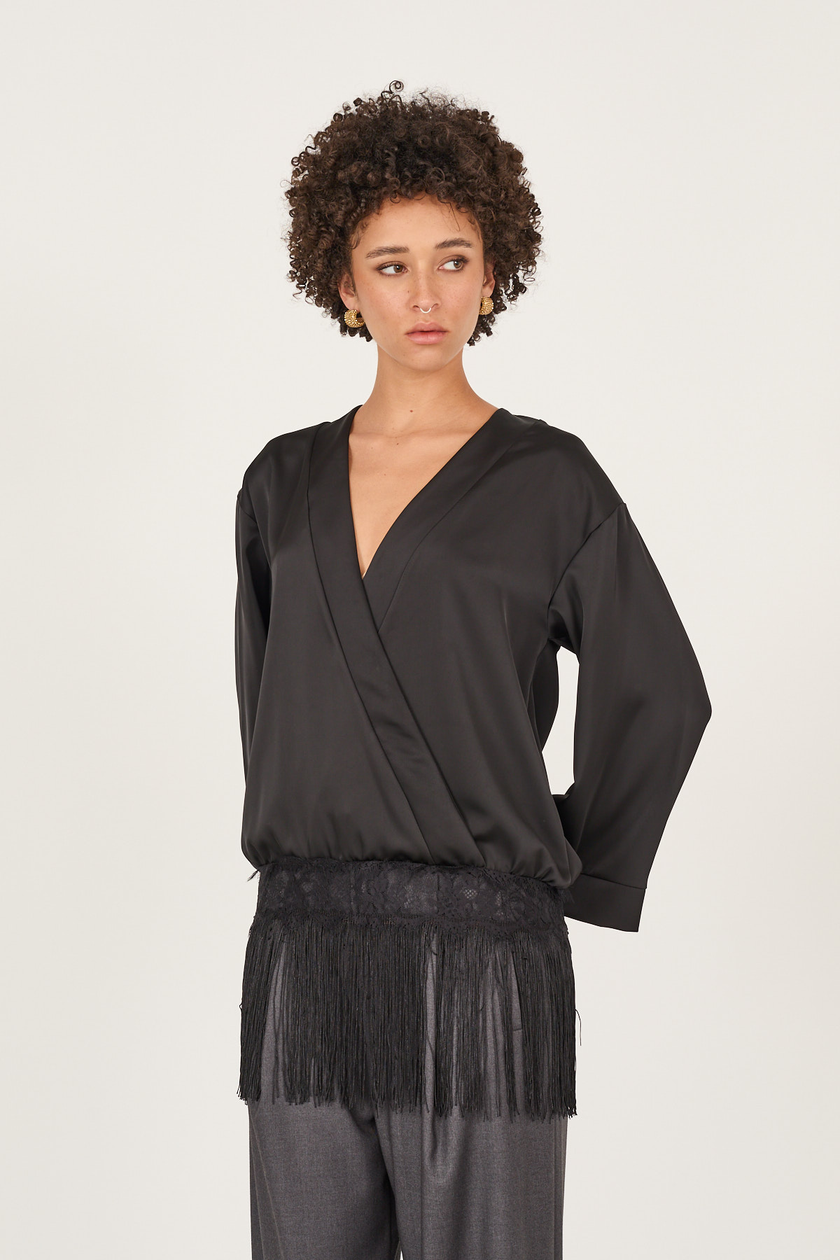 blusa-in-raso-con-frange-e-inserto-pizzo-m40f1320-01-webd.jpg