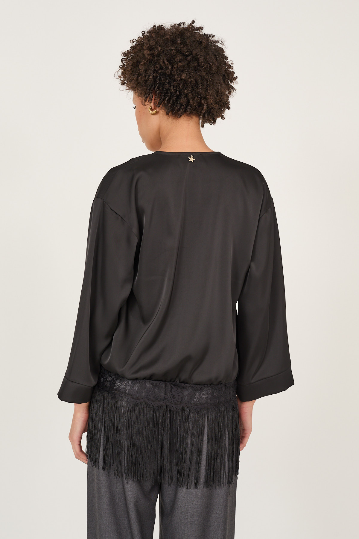 blusa-in-raso-con-frange-e-inserto-pizzo-m40f1320-01-webf.jpg