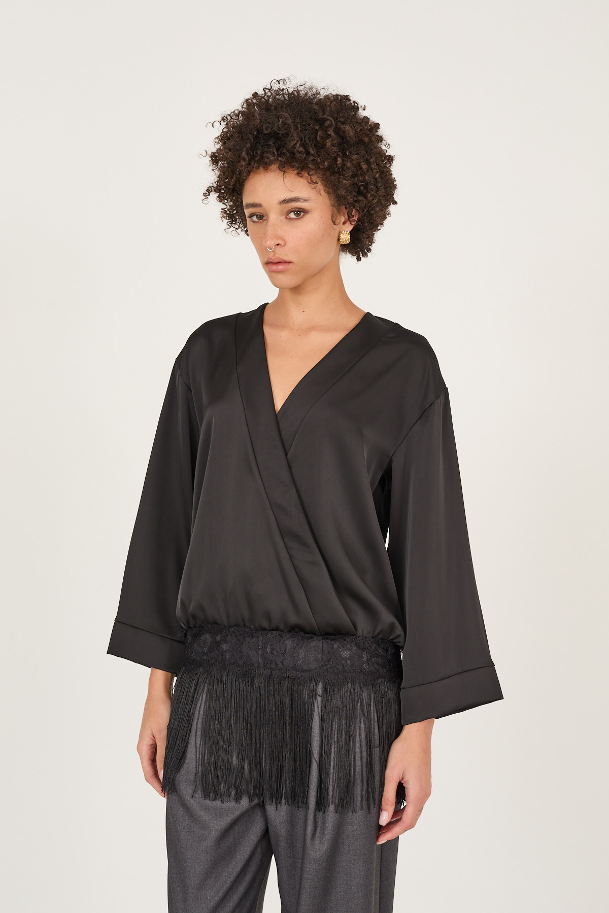 blusa-in-raso-con-frange-e-inserto-pizzo-m40f1320-01-webout.jpg