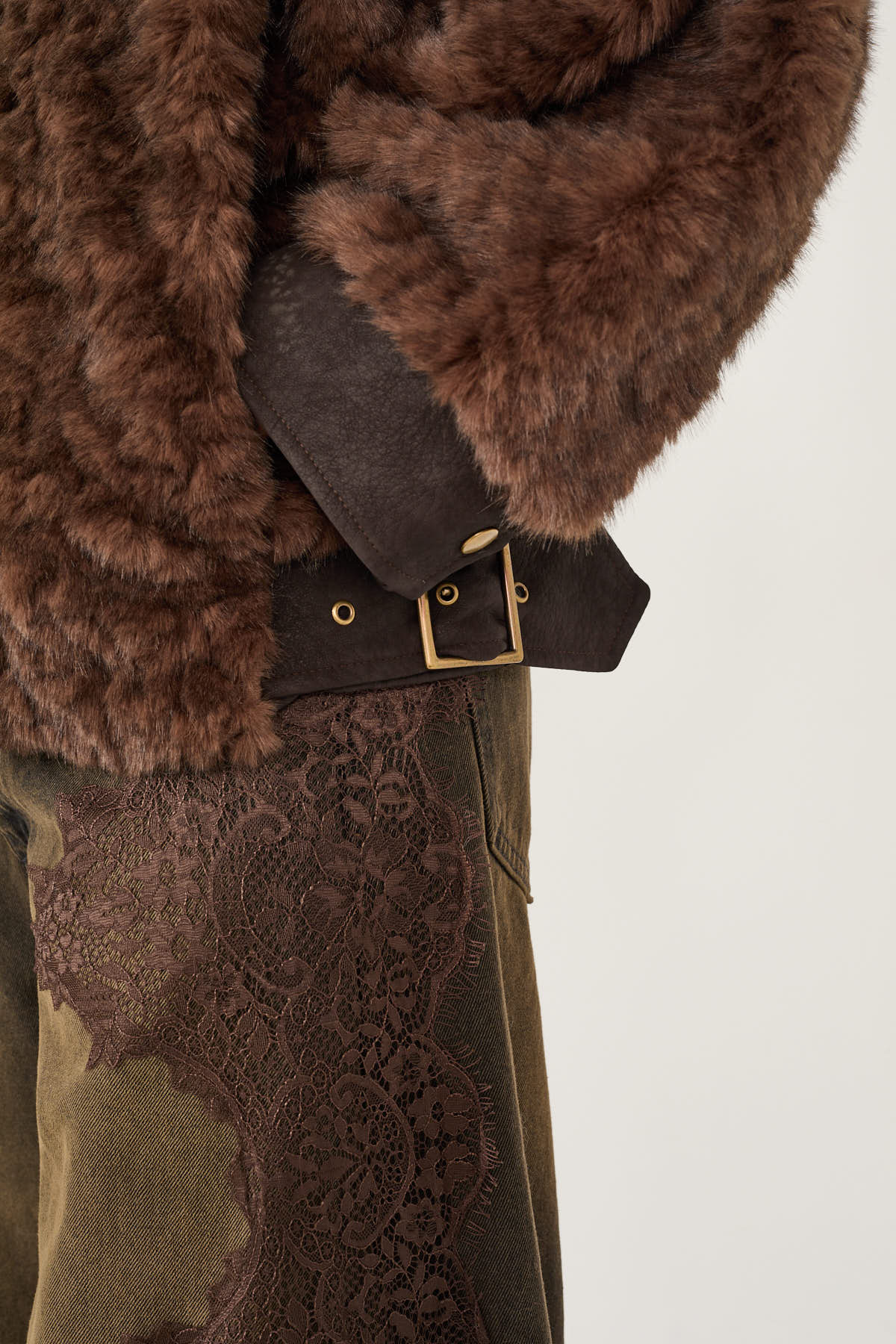 bomber-in-ecopelliccia-con-profili-in-ecopelle-m40f1293-07-webf.jpg