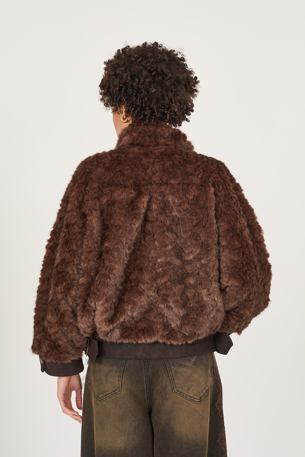 bomber-in-ecopelliccia-con-profili-in-ecopelle-m40f1293-07-webl.jpg