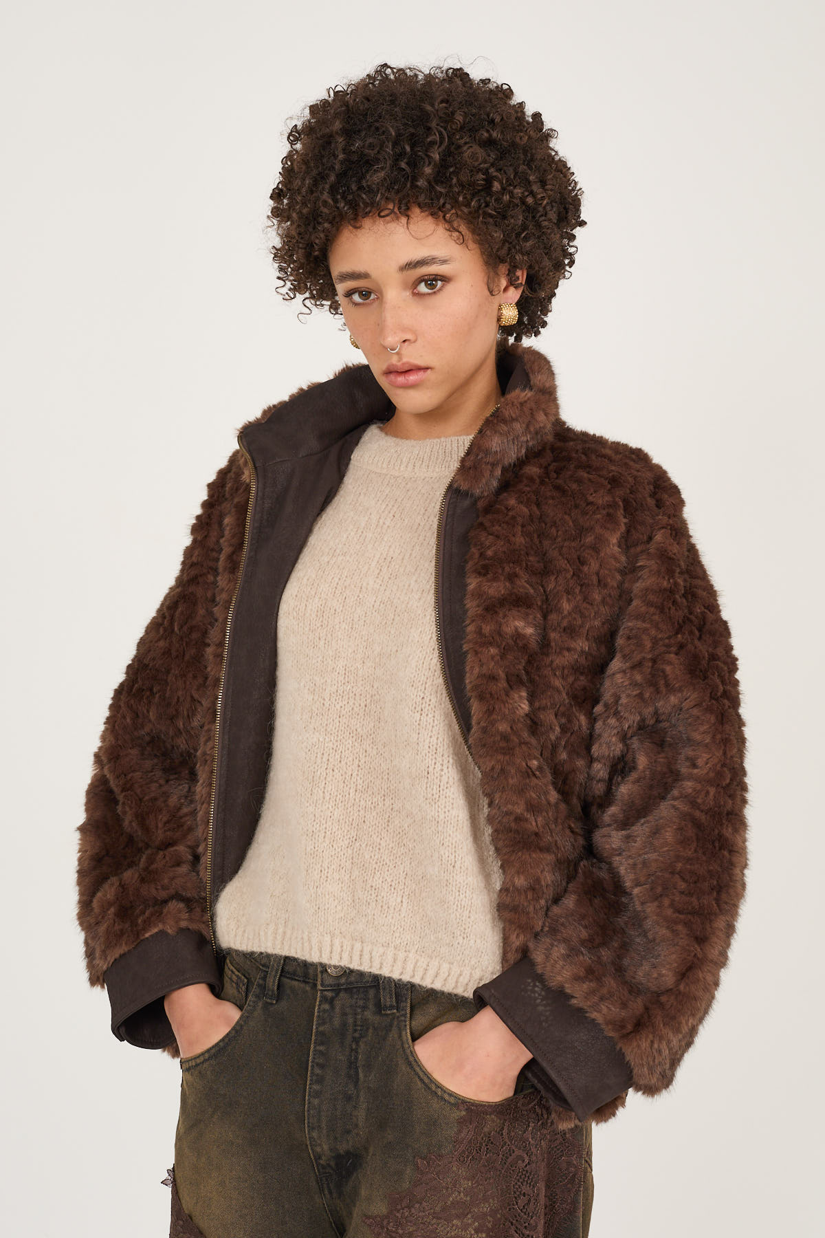 bomber-in-ecopelliccia-con-profili-in-ecopelle-m40f1293-07-webout.jpg