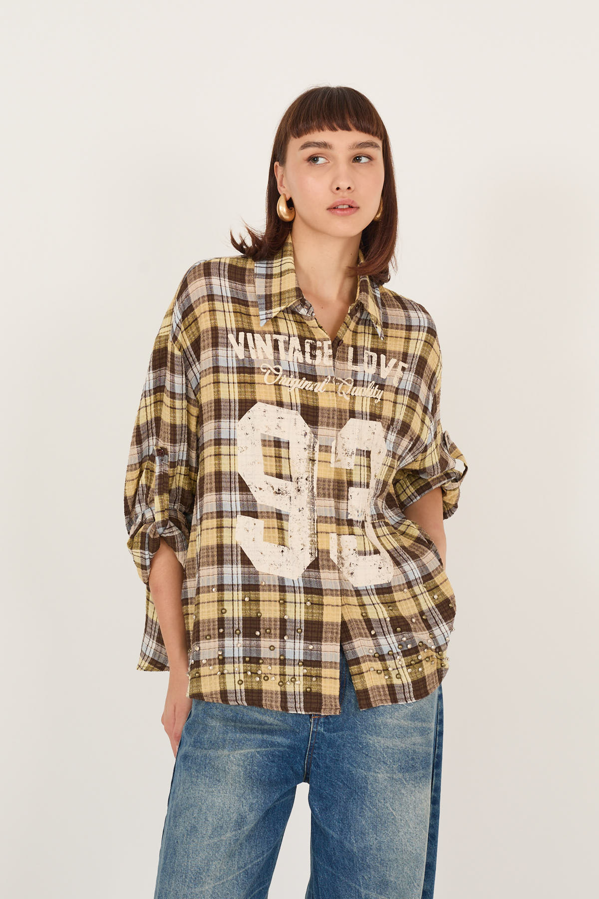 camicia-con-stampa-e-applicazione-borchie-m40f1020-05-weba.jpg