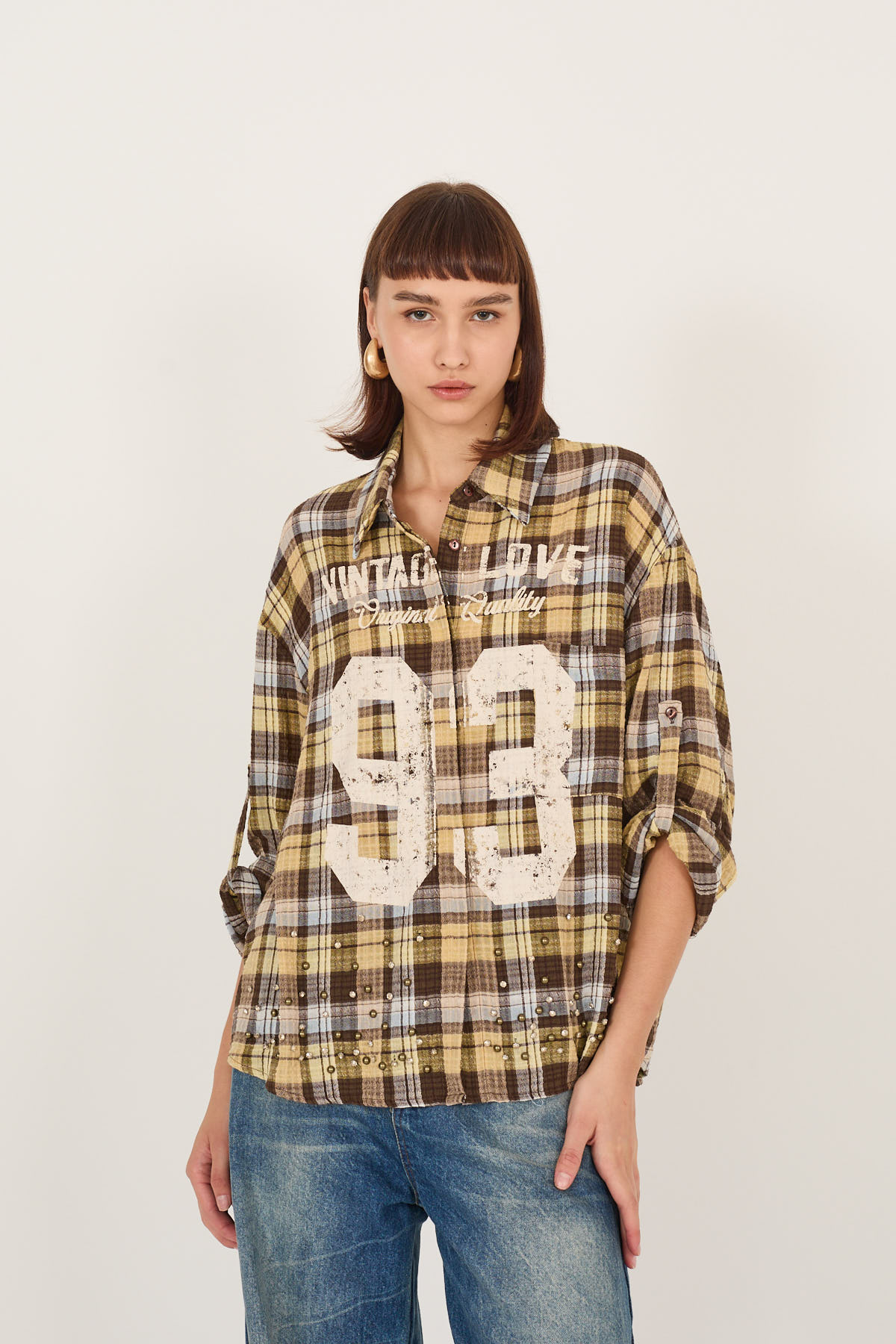 camicia-con-stampa-e-applicazione-borchie-m40f1020-05-webd.jpg