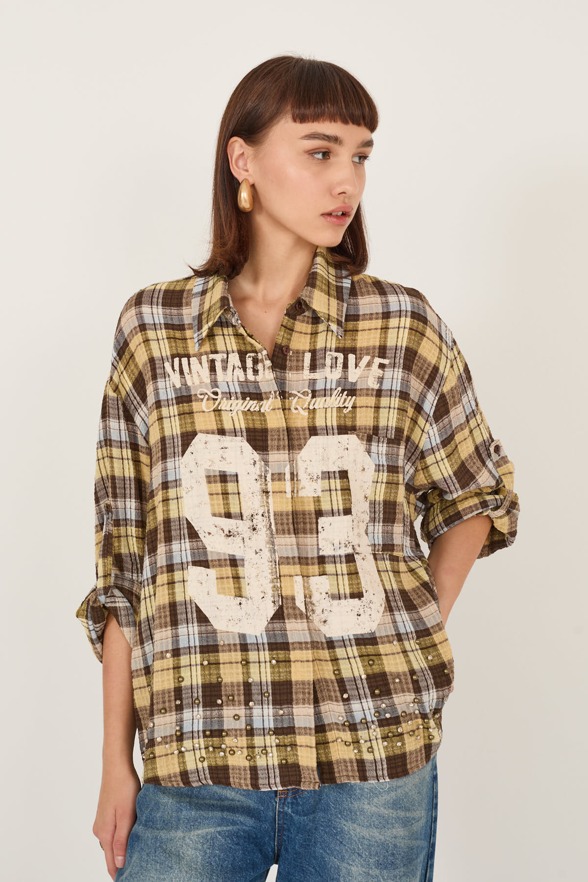 camicia-con-stampa-e-applicazione-borchie-m40f1020-05-webout.jpg