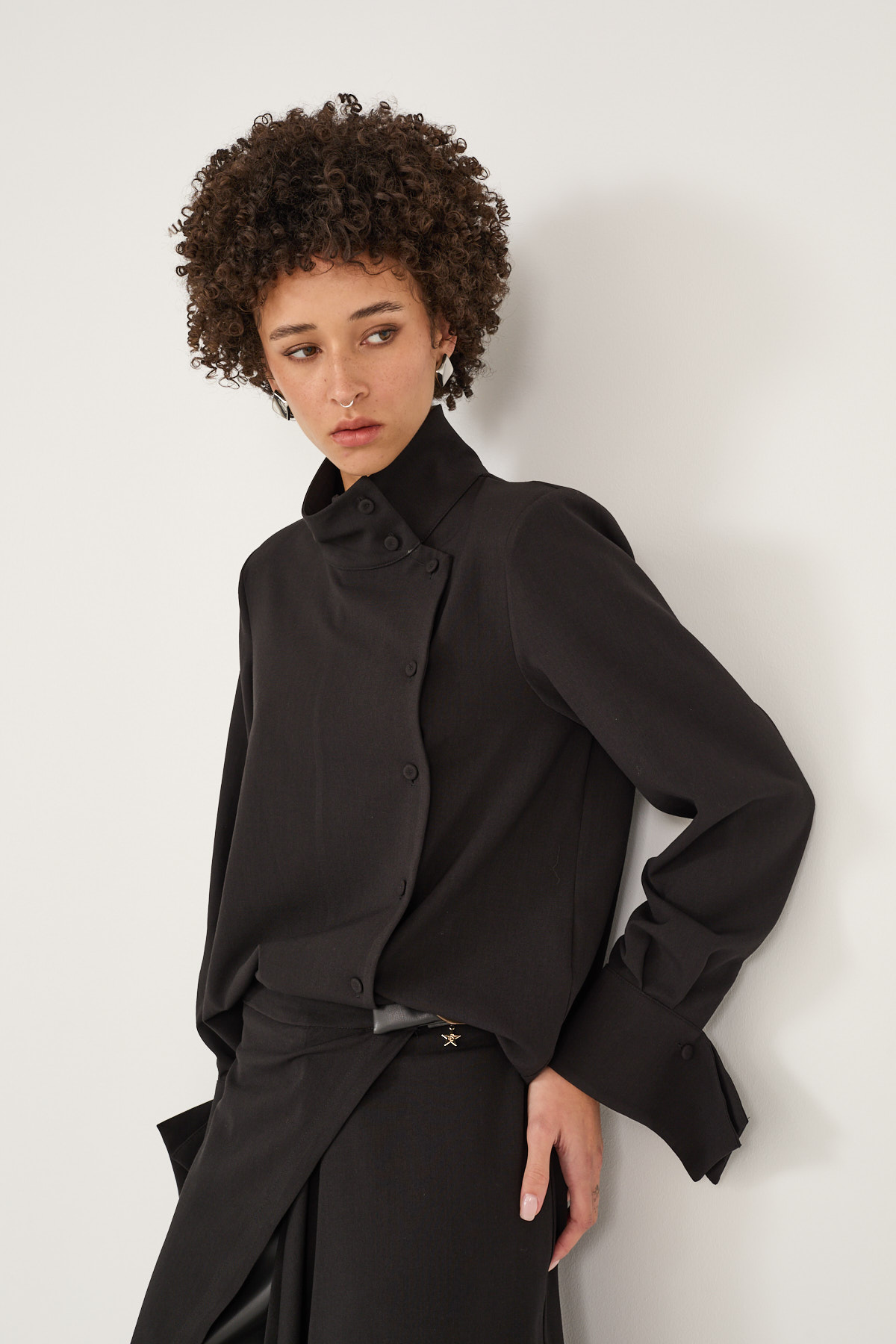 camicia-misto-viscosa-con-spalline-imbottite-m40f1296-01-weba.jpg