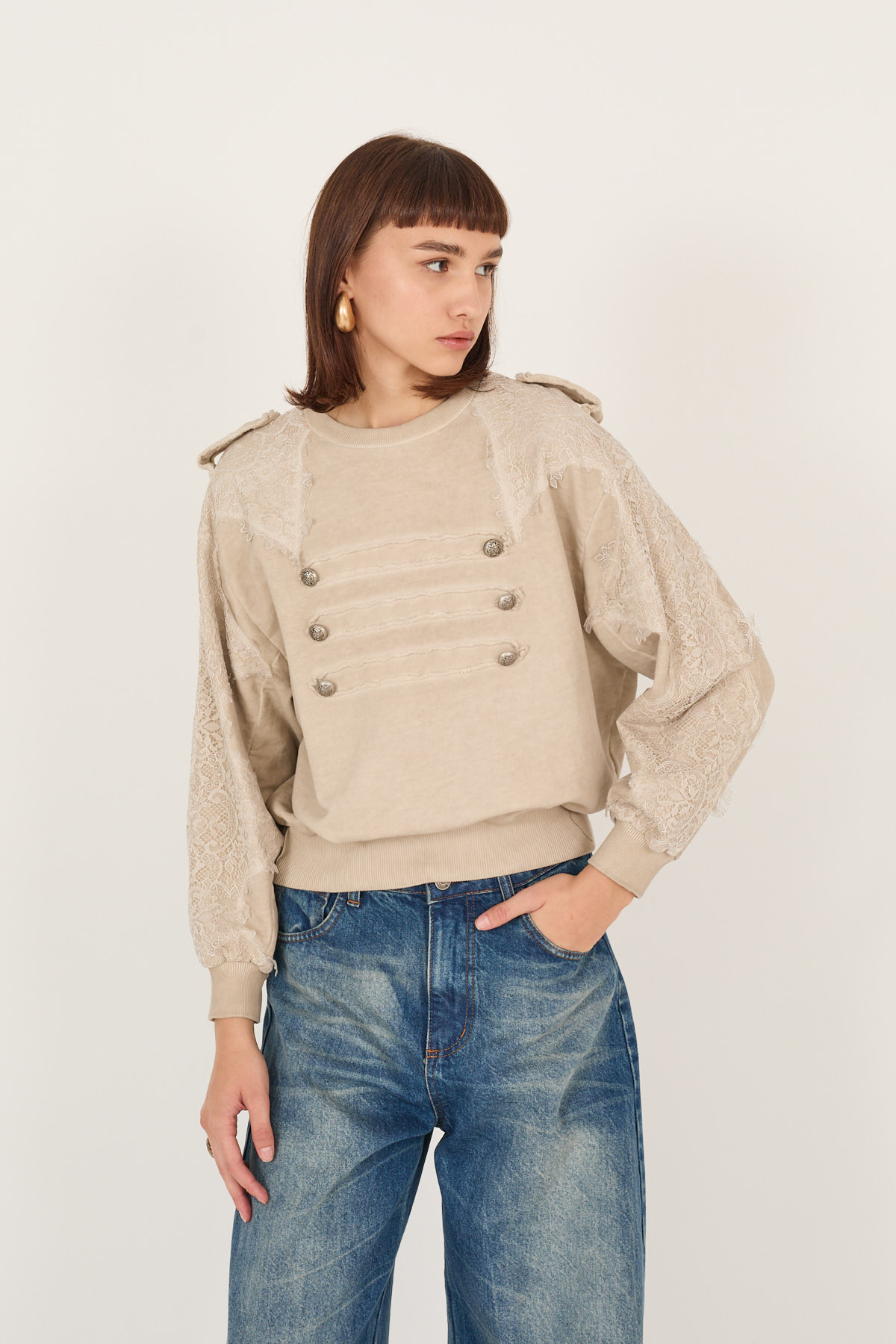 felpa-delave-con-dettaglio-bottoni-e-pizzo-s40m0926-10-weba.jpg