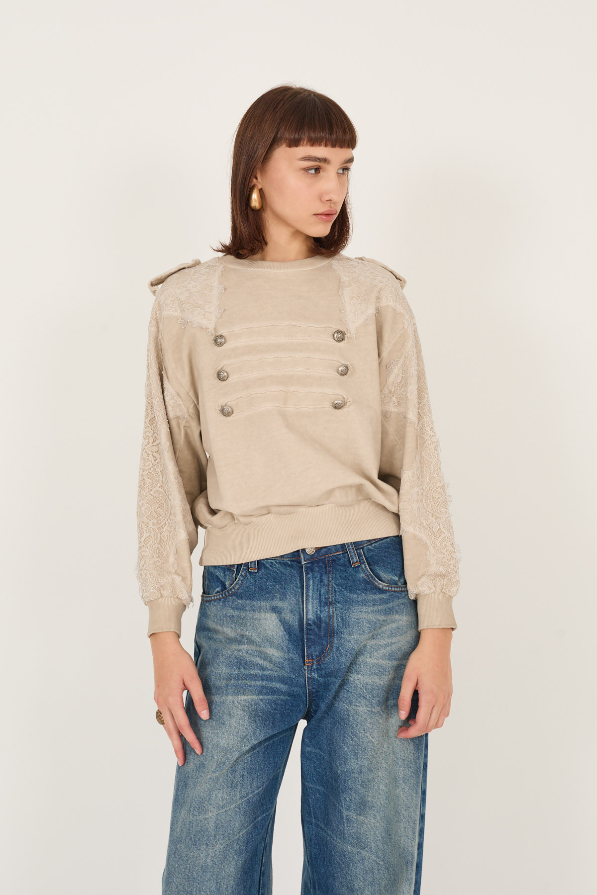 felpa-delave-con-dettaglio-bottoni-e-pizzo-s40m0926-10-webout.jpg