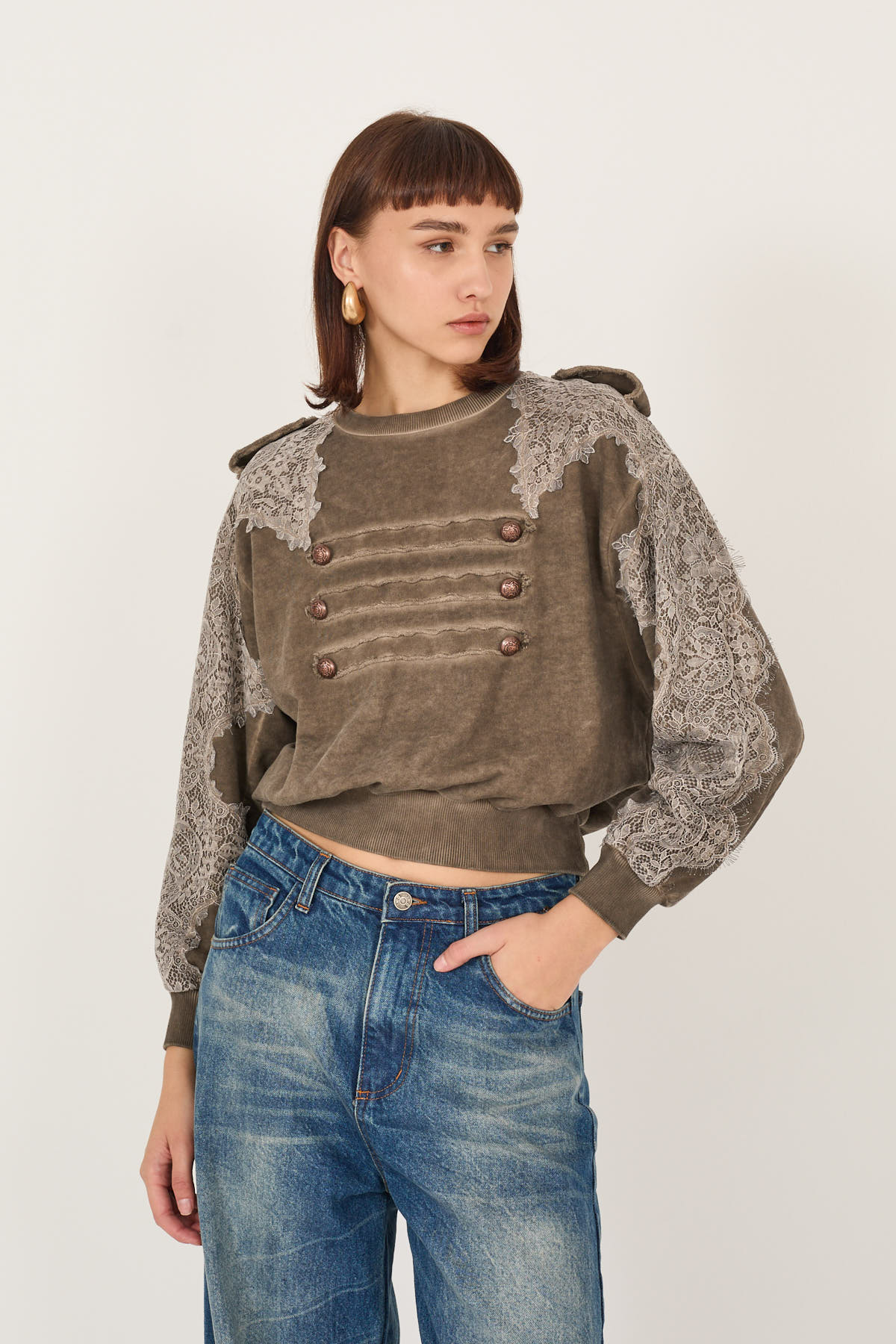 felpa-delave-con-dettaglio-bottoni-e-pizzo-s40m0926-62-weba.jpg
