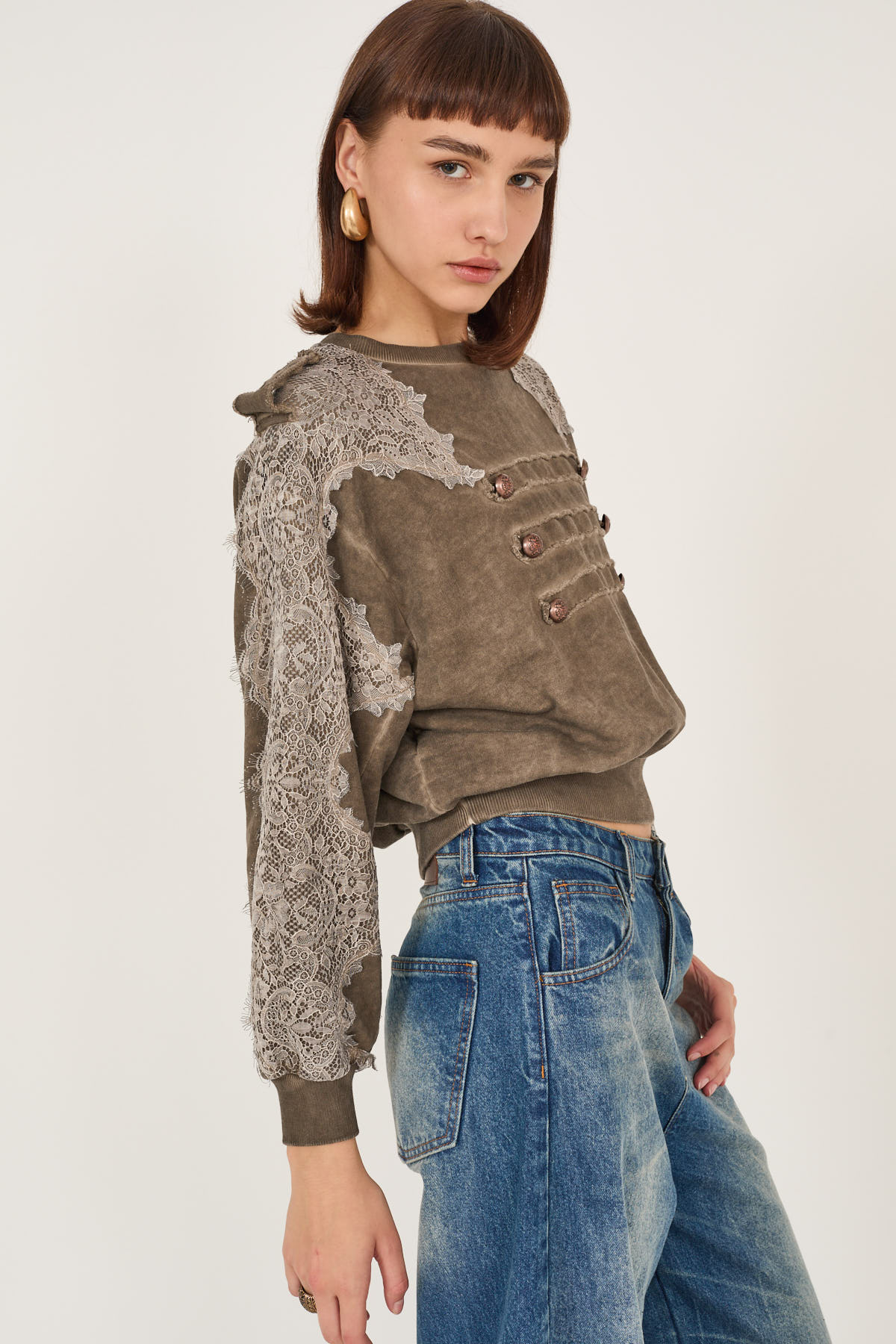 felpa-delave-con-dettaglio-bottoni-e-pizzo-s40m0926-62-webout.jpg