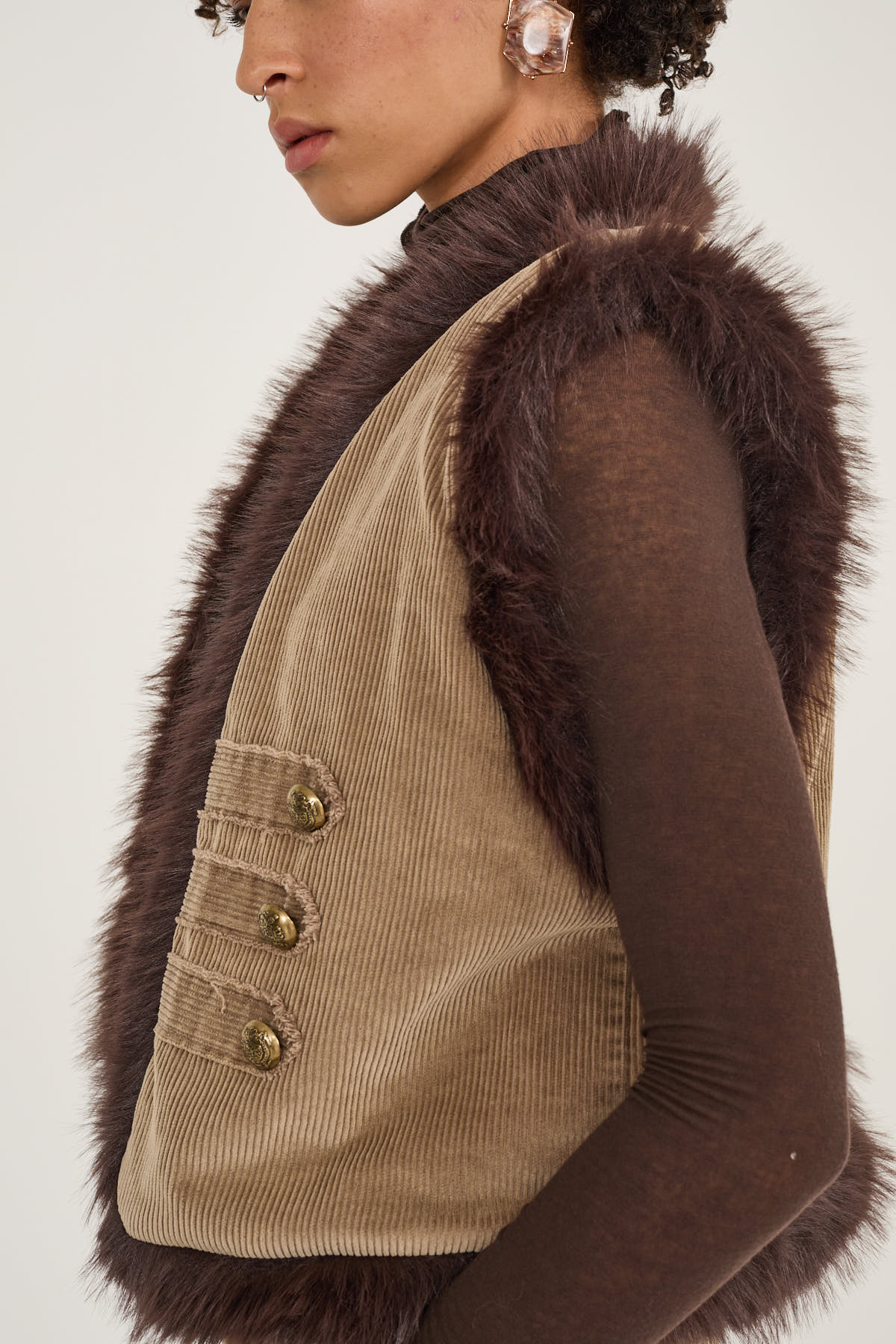 gilet-a-coste-con-interno-ecopelliccia-s40m1075-08-webd.jpg