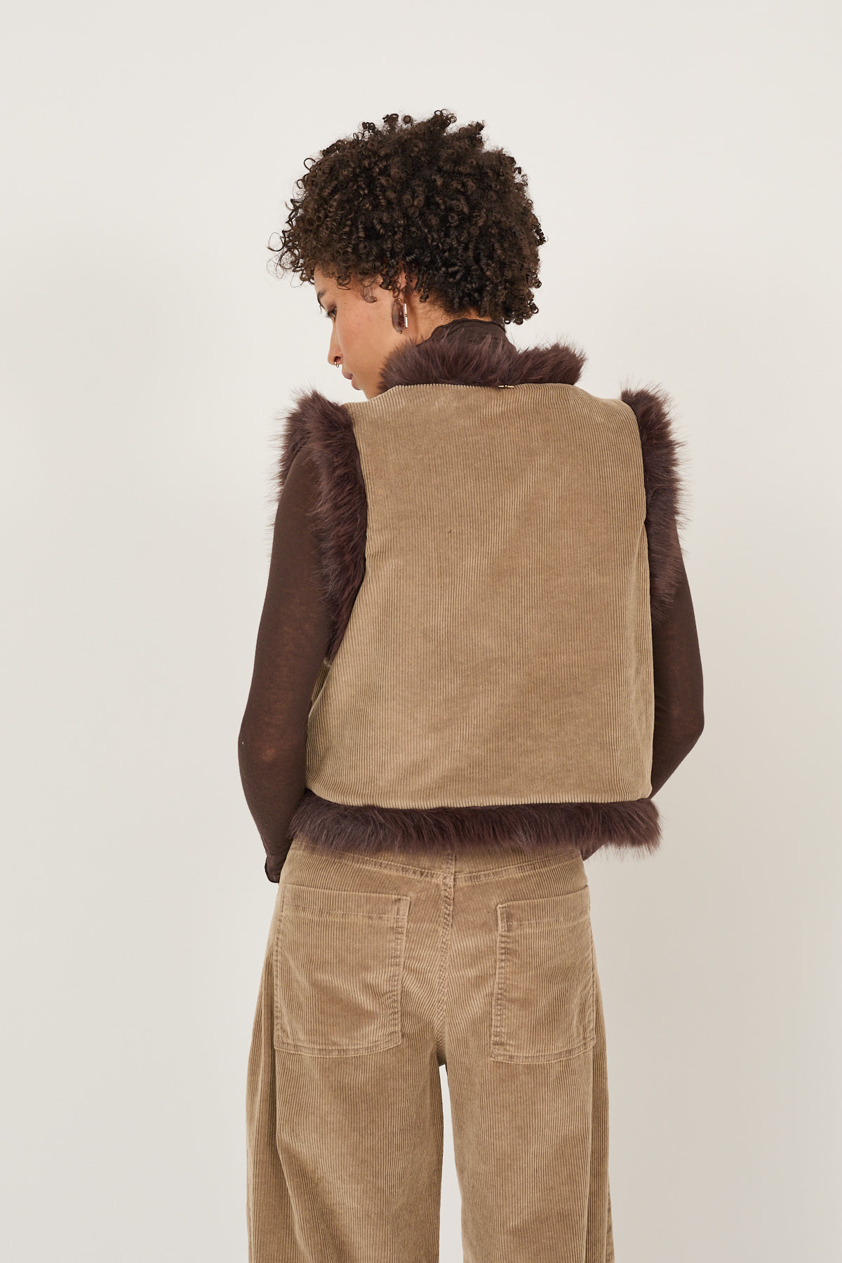 gilet-a-coste-con-interno-ecopelliccia-s40m1075-08-webl.jpg