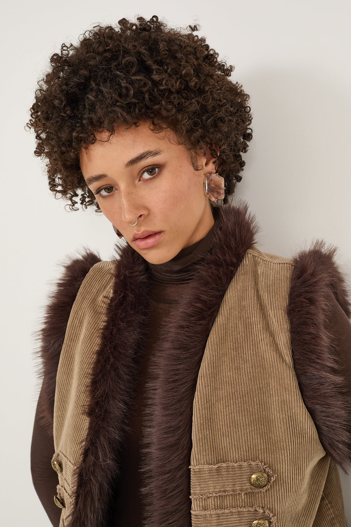 gilet-a-coste-con-interno-ecopelliccia-s40m1075-08-webout.jpg