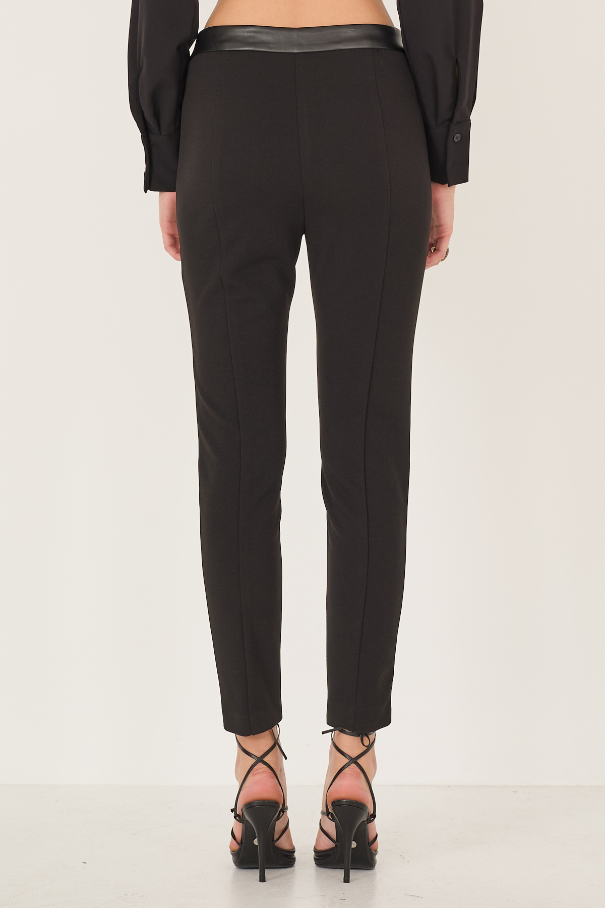 pantalone-leggings-in-ecopelle-e-tessuto-w40s0842-01-webl.jpg